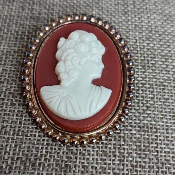 Cameo brooch ivory-tone Roman Era Revival  silhouette on Faux Carnelian Back - Picture 2 of 6